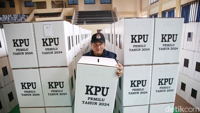 KPU Jakarta Pusat menyiapkan 1.992 kotak suara untuk tujuh Kelurahan di Kecamatan Tanah Abang. Ribuan kotak suara itu ditempatkan sementara di GOR Tanah Abang.