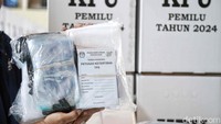 Selain itu beberapa alat pelengkap untuk KPPS juga telah hadir, seperti bulpen, kartu dan sebagainya.