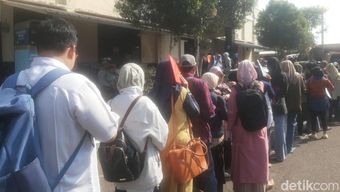 Pemohon SKCK di Mapolres Tasikmalaya Membeludak, Rabu (27/12/2023).