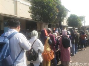 Warga Membeludak Urus SKCK di Polres Tasikmalaya