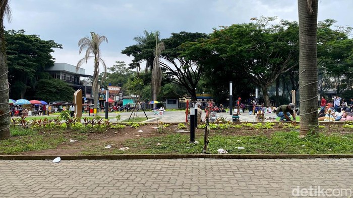 Penampakan sampah dibuang sembarangan di Taman Monju Bandung (Foto:Wisma Putra/detikJabar)