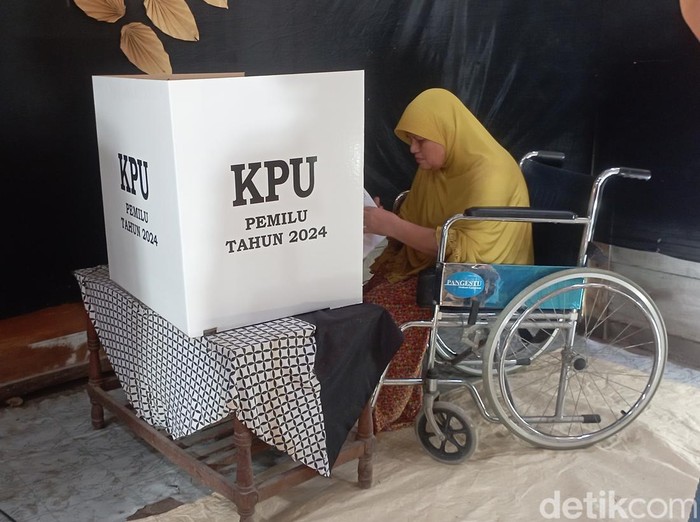 Penyandang disabilitas di Kabupaten Blora, Jawa Tengah, mengikuti simulasi pencoblosan di TPS, Rabu (27/12/2023).