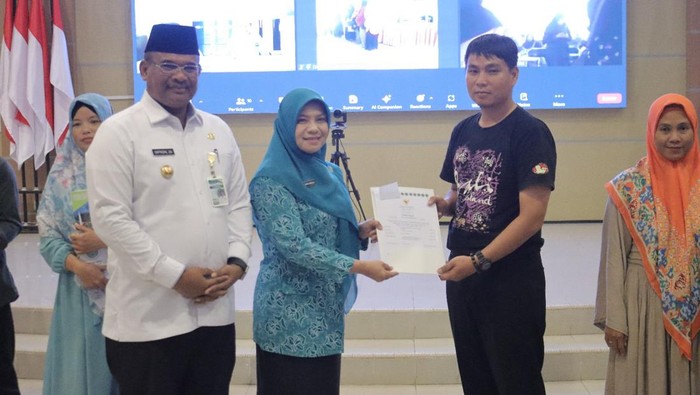 Penyerahan bantuan oleh Pemprov Babel.
