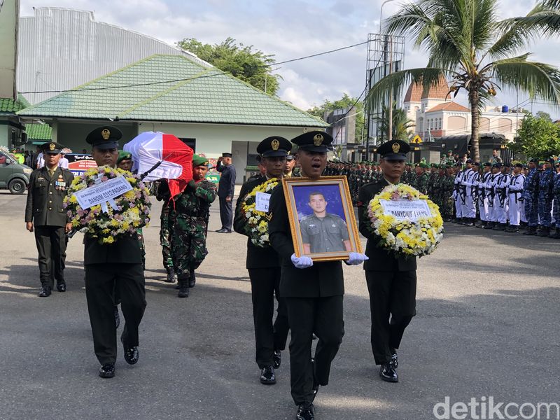 Peti jenazah Kopda Hendrianto tiba di Korem 032/Wirabraja. (M Afdal/detikSumut)