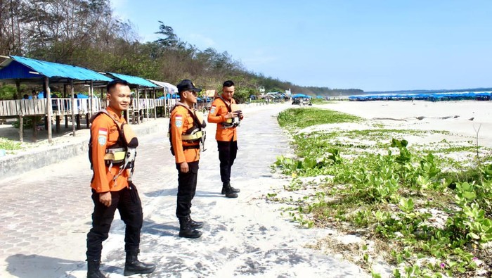 Petugas Pos Terpadu Nataru merupakan gabungan dari instansi vertikal seperti BPBD, TNI, POLISI, BASARNAS, Dishub, Satpol PP, dan OPD Pariwisata berjaga di tempat wisata..