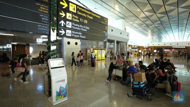 Petugas PT Angkasa Pura (AP) II (Persero) memantau pergerakan  posko terpadu pengamanan dan pelayanan bagi penumpang periode Natal 2023 dan tahun baru 2024 di Terminal 1B Bandara Soekarno-Hatta, Tangerang, Banten, Rabu (27/12/2023). (CNBC Indonesia/Tri Susilo)