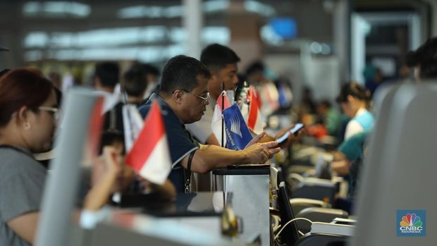 Petugas PT Angkasa Pura (AP) II (Persero) memantau pergerakan  posko terpadu pengamanan dan pelayanan bagi penumpang periode Natal 2023 dan tahun baru 2024 di Terminal 1B Bandara Soekarno-Hatta, Tangerang, Banten, Rabu (27/12/2023). (CNBC Indonesia/Tri Susilo)