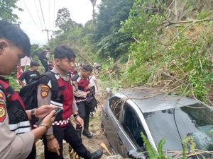 10 Meter Jalan di Taput Tertimbun Longsor, Mobil Tertimpa-Lalin Putus Total