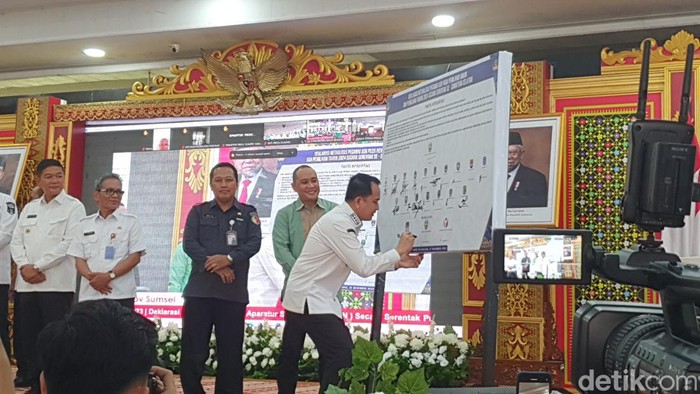 Pj Gubernur Sumsel menandatangi deklarasi netralitas ASN di Sumsel.