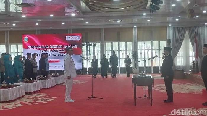 Pj Gubsu Hassanudin saat melantik Pj Bupati Batu Bara Nizhamul. (Finta Rahyuni/detikSumut)