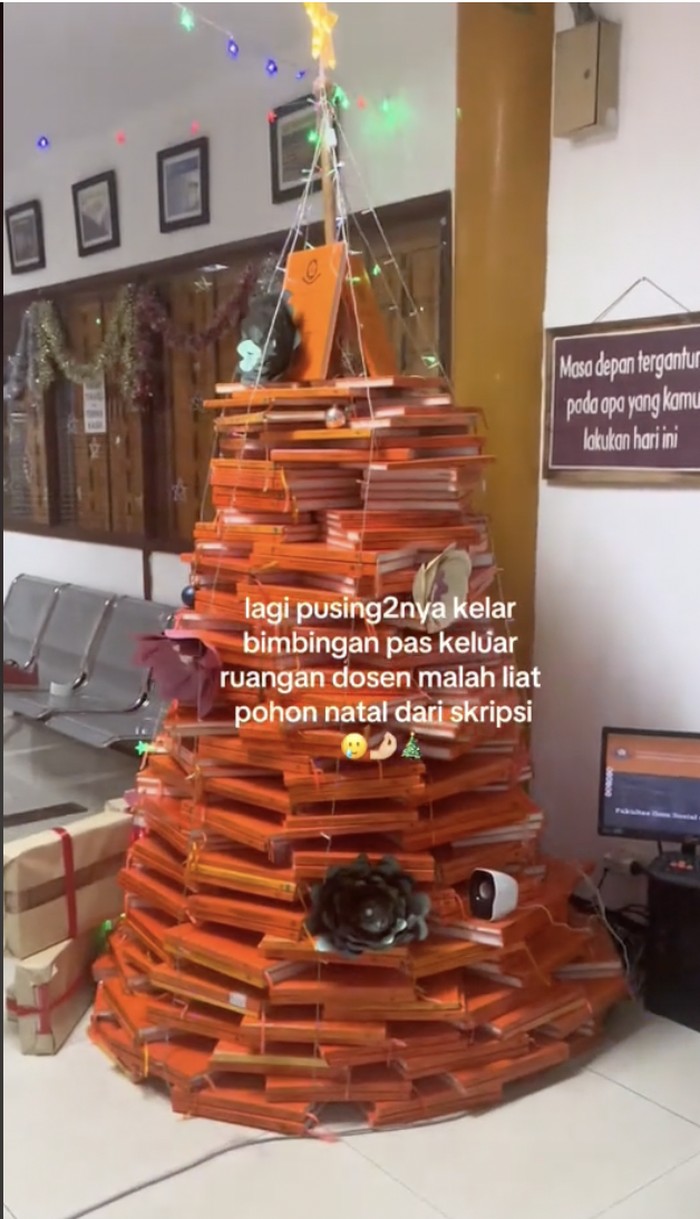 Pohon Natal dari tumpukan skripsi