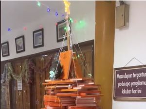 Di Balik Viral Pohon Natal dari Tumpukan Skripsi, Ternyata di UKI