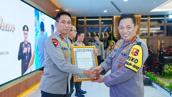 Polda Jawa Barat meraih penghargaan sebagai pelaksana terbaik Quick Wins Presisi 2023. Penghargaan langsung diberikan Kapolri Jenderal Listyo Sigit Prabowo. (dok Polri)