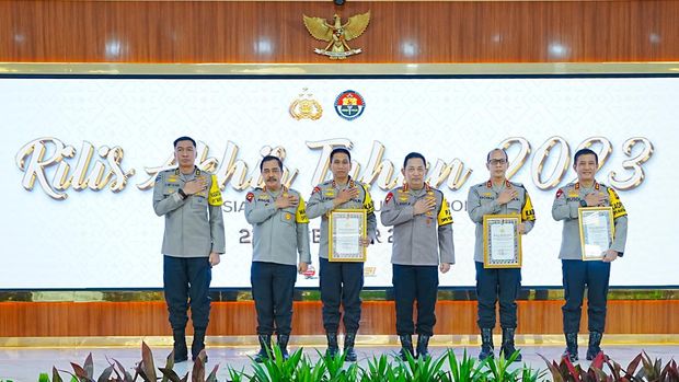 Polda Jawa Barat meraih penghargaan sebagai pelaksana terbaik Quick Wins Presisi 2023. Penghargaan langsung diberikan Kapolri Jenderal Listyo Sigit Prabowo. (dok Polri)