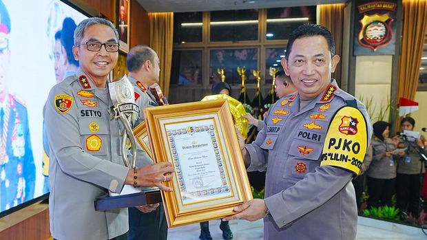 Polda Jawa Barat meraih penghargaan sebagai pelaksana terbaik Quick Wins Presisi 2023. Penghargaan langsung diberikan Kapolri Jenderal Listyo Sigit Prabowo. (dok Polri)