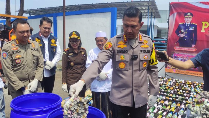 Polresta Bogor Kota bersama Forkopimda Kota Bogor memusnahkan petasan beserta minuman keras. (M Sholihin/detikcom)