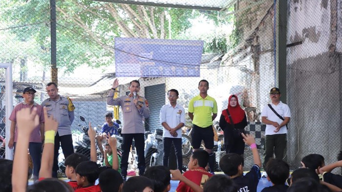 Polsek Mampang Prapatan kampanye anti bullying lewat futsal