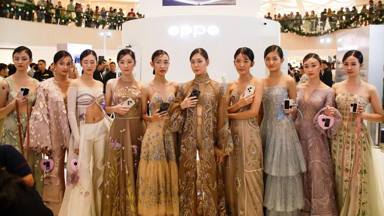 OPPO menggelar Pop Up Store di Tunjungan Plaza Surabaya dalam rangka meluncurnya Find N3 Series. Acara ini dimeriahkan ragam kegiatan yang menarik minat para konsumen high-end.