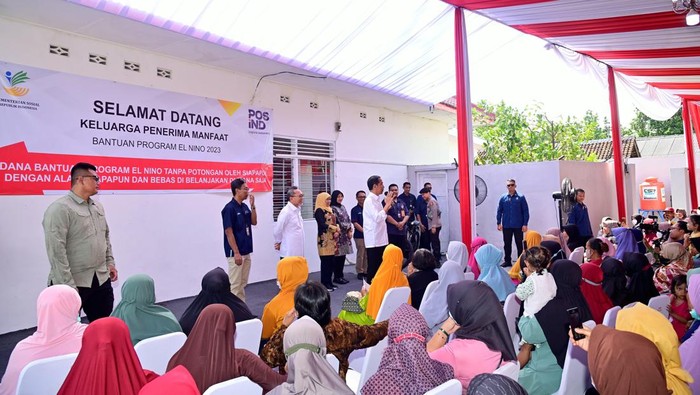Presiden Jokowi bagikan BLT di Banyuwangi (Muchlis Jr - Biro Pers Sekretariat Presiden)
