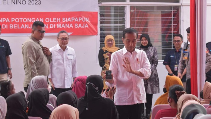 Presiden Jokowi bertemu penerima BLT di Banyuwangi