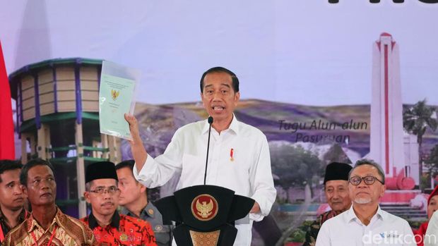 Presiden Jokowi dalam penyerahan sertifikat kepada masyarakat di GOR Delta Sidoarjo.