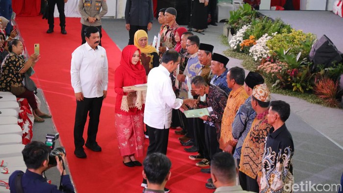 Presiden Jokowi dalam penyerahan sertifikat kepada masyarakat di GOR Delta Sidoarjo.