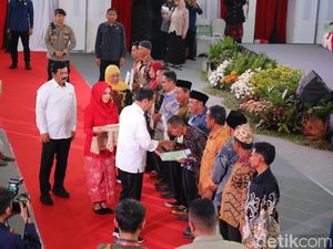 Jokowi Serahkan Ribuan Sertifikat Tanah ke Warga Jatim di Sidoarjo