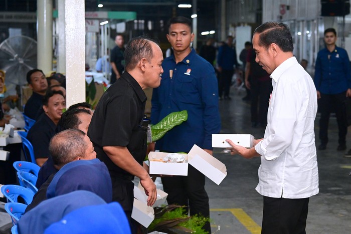 Presiden Jokowi makan siang bareng buruh Maspion di Sidoarjo. (Muchlis Jr - Biro Pers Sekretariat Presiden)