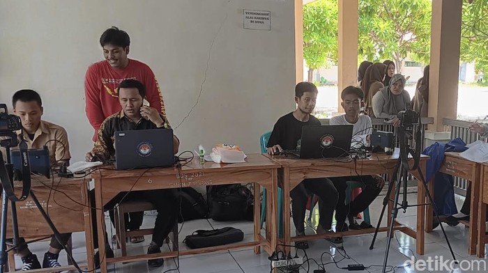Proses perekaman KTP pemilih pemula di salah satu sekolah di Pinrang.