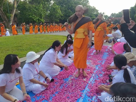 Prosesi menaburi bunga pada kaki para peserta Pabbajja Samanera Sementara atau calon biksu saat tiba di Marga Utama Candi Borobudur, Magelang, Rabu (27/12/2023).