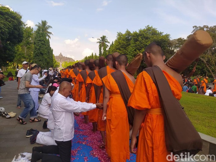 Prosesi menaburi bunga pada kaki para peserta Pabbajja Samanera Sementara atau calon biksu saat tiba di Marga Utama Candi Borobudur, Magelang, Rabu (27/12/2023).