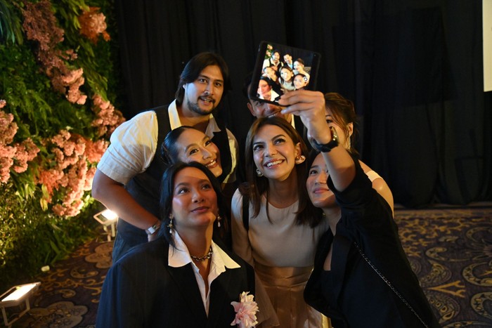 Public figure selfie pakai HP lipat OPPO.
