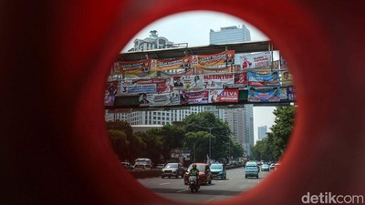 Pusing! Spanduk Pemilu Tutupi JPO Mas Mansyur Jakarta