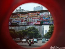 Pusing! Spanduk Pemilu Tutupi JPO Mas Mansyur Jakarta