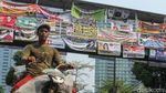 Pusing! Spanduk Pemilu Tutupi JPO Mas Mansyur Jakarta