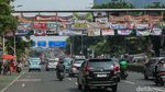 Pusing! Spanduk Pemilu Tutupi JPO Mas Mansyur Jakarta