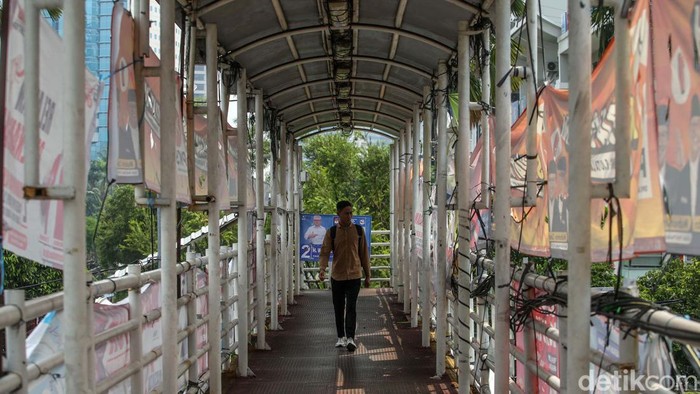 Pusing! Spanduk Pemilu Tutupi JPO Mas Mansyur Ratusan spanduk milik Calon Legislatif maupun Capres dan Cawapres menutupi JPO di Jalan KH Mas Mansyur, Jakarta. Hampir semua badan JPO tertutup spanduk.