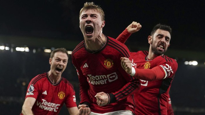 Manchester Uniteds Rasmus Hojlund, center, celebrates scoring their sides third goal during the English Premier League soccer match between Manchester United and Aston Villa at the Old Trafford stadium in Manchester, England, Tuesday, Dec. 26, 2023. (Martin Rickett/PA via AP)