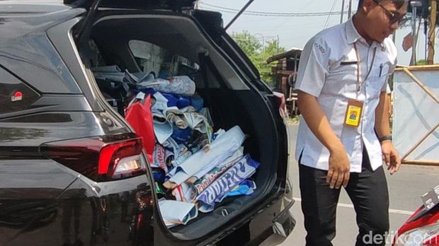 Ribuan peraga langgar lokasi penempatan kampanye di Jalan Protokol Demak ditertibkan, Rabu (27/12/2023).