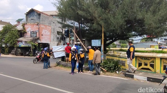 Ribuan peraga langgar lokasi penempatan kampanye di Jalan Protokol Demak ditertibkan, Rabu (27/12/2023).