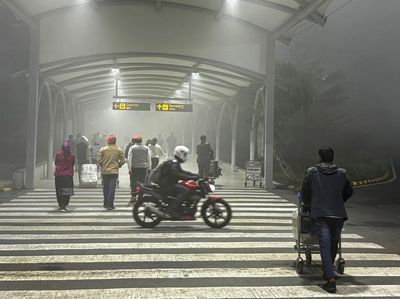 Saat New Delhi Diselimuti Kabut Tebal, Jarak Pandang Hampir Nol