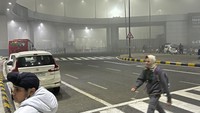 Kabut tebal yang menyelimuti Delhi ini membuat jarak pandang hampir nol.