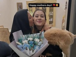 Momen Hangat Pertemuan Sandrinna Michelle dan Ibunda Usai Sempat Berseteru