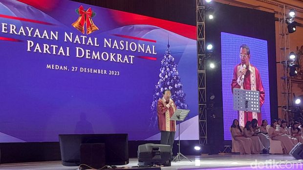 SBY bernyanyi saat di perayaan Natal Nasional Demokrat di Medan, Sumut. (Nizar Aldi/detikSumut)