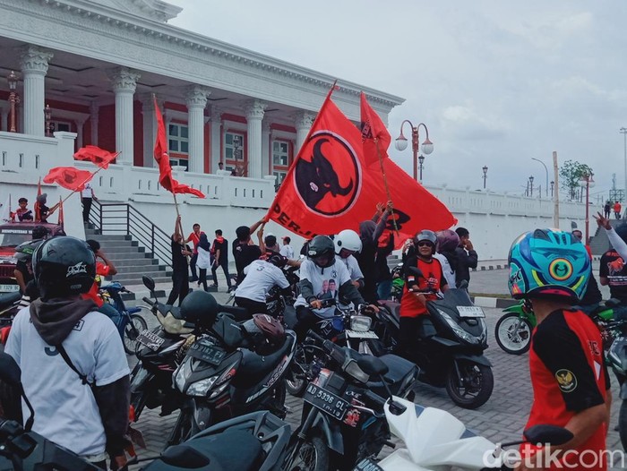 Sejumlah massa yang menghadiri acara capres Ganjar Pranowo di Grha Bung Karno, Kabupaten Klaten, menggeber motor knalpot brong, Rabu (27/12/2023).