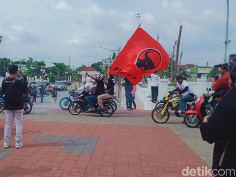 Sejumlah massa yang menghadiri acara capres Ganjar Pranowo di Grha Bung Karno, Kabupaten Klaten, menggeber motor knalpot brong, Rabu (27/12/2023).