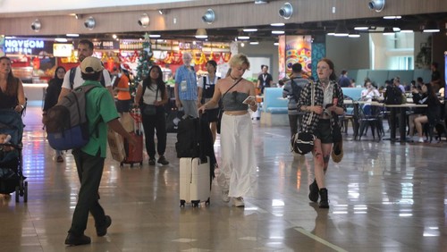 Sejumlah penumpang mendarat di Bandara I Gusti Ngurah Rai, Bali, beberapa waktu lalu. (Foto: Istimewa/Dok. Angkasa Pura I)