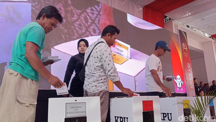 simulasi pemungutan suara dilakukan Kantor KPU Blitar diikuti warga dan Perwakilan Kelompok Penyelenggara Pemungutan Suara (KPPS)
