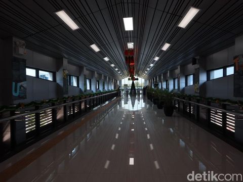Skybridge atau jembatan layang untuk masuk ke Stasiun Purwokerto, Kabupaten Banyumas, yang baru diresmikan pada Rabu (27/12/2023).