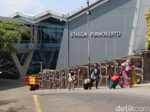 Skybridge atau jembatan layang untuk masuk ke Stasiun Purwokerto, Kabupaten Banyumas, yang baru diresmikan pada Rabu (27/12/2023).